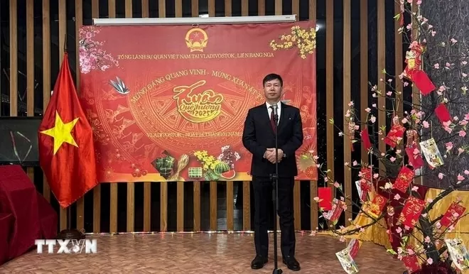 Tổng lãnh sự quán Việt Nam tại Vladivostok Nguyễn Đăng Hiền phát biểu tại Chương trình “Xuân Quê hương.” (Ảnh: TTXVN)