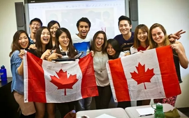 Năm 2025, Canada giảm 10% việc cấp giấy phép du học cho sinh viên. (Nguồn: g7edu.vn) Năm 2025, Canada giảm 10% việc cấp giấy phép du học cho sinh viên. (Nguồn: g7edu.vn)