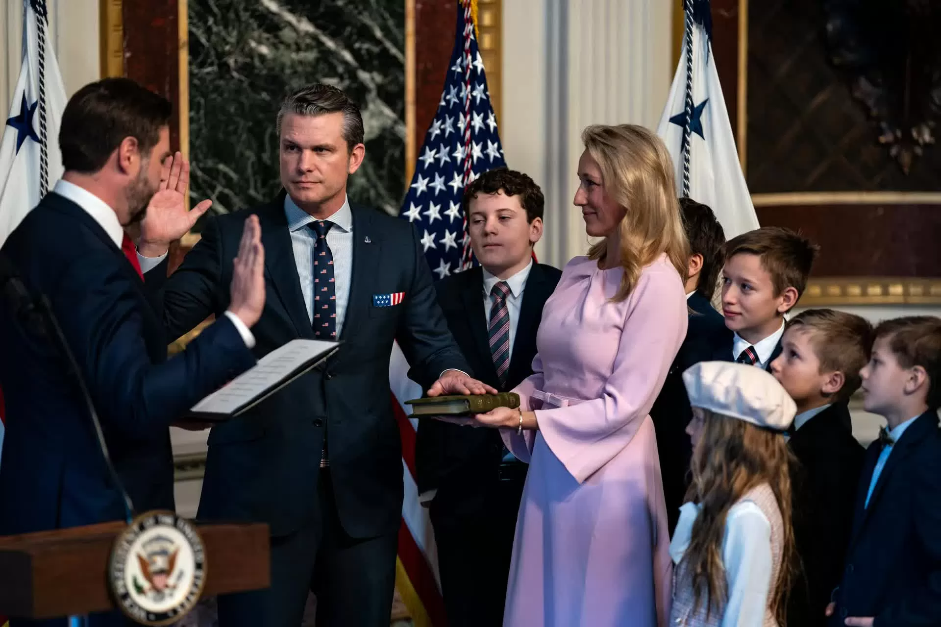 Tân Bộ trưởng Quốc phòng Mỹ Pete Hegseth công bố các ưu tiên sau khi tuyên thệ nhậm chức. (Nguồn: Getty Images) Tân Bộ trưởng Quốc phòng Mỹ Pete Hegseth công bố các ưu tiên sau khi tuyên thệ nhậm chức. (Nguồn: Getty Images)