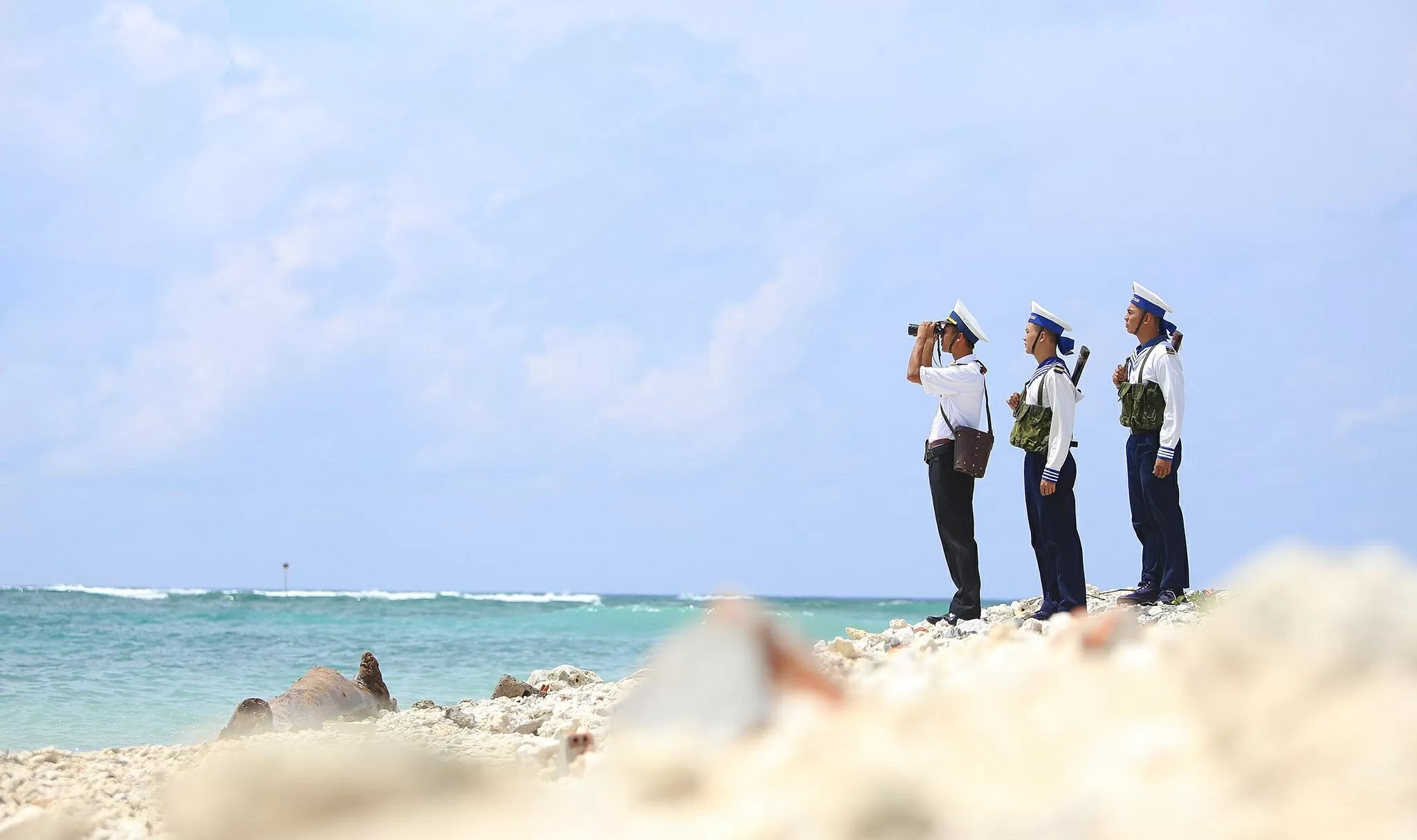 Sẵn sàng chiến đấu cao, quyết tâm bám biển, bám tàu, bám đảo Sẵn sàng chiến đấu cao, quyết tâm bám biển, bám tàu, bám đảo