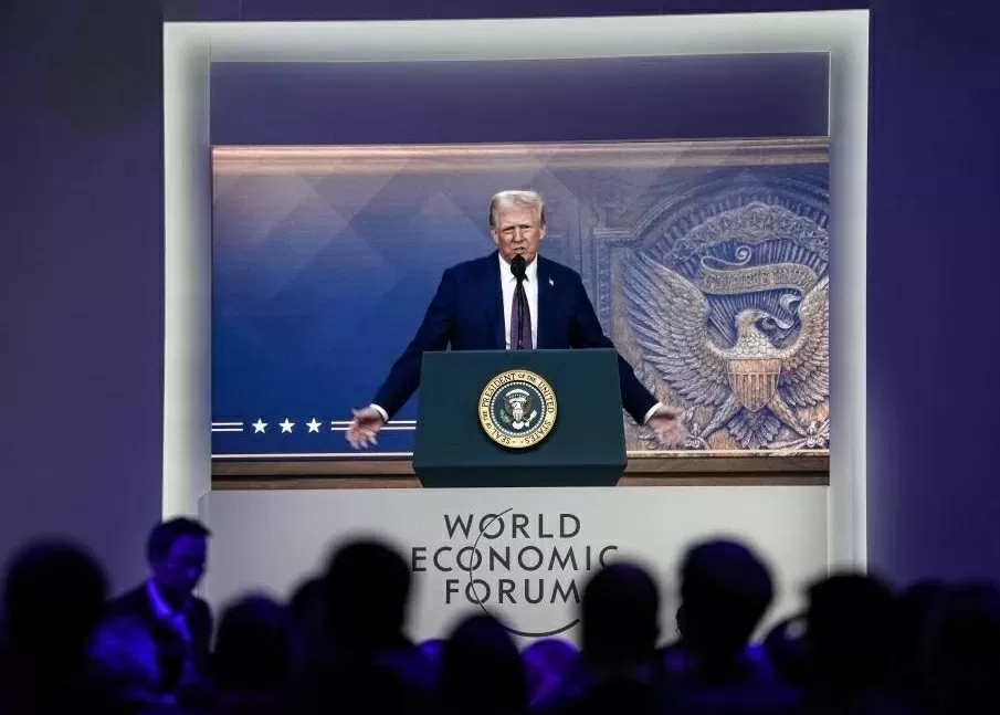 Tổng thống Mỹ Donald Trump phát biểu trực tuyến tại Hội nghị thường niên lần thứ 55 Diễn đàn Kinh tế thế giới (WEF) tại Davos (Thụy Sỹ) ngày 23/1. Tân Tổng tống Mỹ cho biết, ông Mục tiêu đưa ngành sản xuất trở lại nước Mỹ, Tổng thống Trump sẽ mạnh tay áp thuế