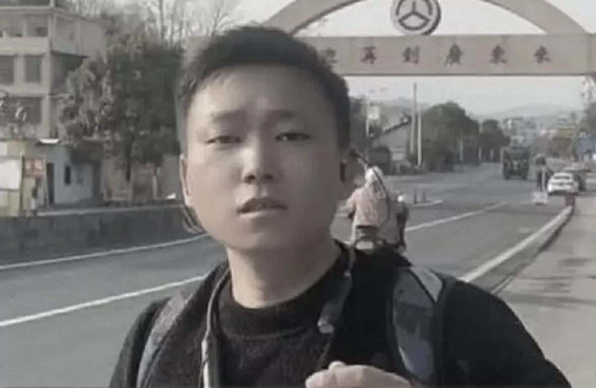 Trung Quốc: Người đàn ông chia sẻ lý do đi bộ 650m về nhà đón Tết Trung Quốc: Người đàn ông chia sẻ lý do đi bộ 650m về nhà đón Tết