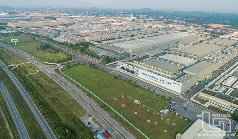 Chọn khâu đột phá Để tăng “dư địa” phát triển công nghiệp, tỉnh đã làm tốt công tác quy hoạch. Hội đồng Nhân dân tỉnh đã thông qua Nghị quyết về nhiệm vụ quy hoạch chung, quy hoạch phân khu và quy hoạch chi tiết tỷ lệ 1/2.000 các khu công nghiệp (KCN) mới gồm: KCN đô thị - dịch vụ Phú Bình, KCN đô thị - dịch vụ Tây Phổ Yên, KCN Thượng Đình, KCN Yên Bình 2, Yên Bình 3 và Khu công nghệ thông tin tập trung Yên Bình. Trên cơ sở Nghị quyết này, các sở, ban, ngành liên quan và các cấp chính quyền địa phương trong tỉnh đã triển khai đồng bộ nhiều giải pháp như: Xây dựng, trình thẩm định phê duyệt đồ án quy hoạch và công bố quy hoạch... Ông Lê Kim Phúc, Trưởng Ban Quản lý các KCN tỉnh, chia sẻ: Từ năm 2023 đến nay, Ban đã hoàn thành Đồ án quy hoạch 1/2.000 các KCN Thượng Đình, Yên Bình 2, Yên Bình 3, đồng thời phối hợp với các địa phương có liên quan tổ chức công bố theo quy định. Hiện tại, Ban đang thực hiện trình thẩm định, phê duyệt đồ án quy hoạch chung KCN đô thị - dịch vụ Tây Phổ Yên đến năm 2045 và lập kế hoạch và tổ chức cắm mốc giới đối với KCN Thượng Đình, KCN Yên Bình 2, Yên Bình 3... Đối với mục tiêu trở thành trung tâm công nghệ thông tin tập trung, tỉnh đã hoàn thành và đang tổ chức công bố rộng rãi Đồ án quy hoạch phân khu xây dựng tỷ lệ 1/2.000 Khu công nghệ thông tin tập trung Yên Bình với diện tích 200ha, trên địa bàn huyện Phú Bình và TP. Phổ Yên. Đây sẽ là khu tập trung các hoạt động nghiên cứu, phát triển, đào tạo, sản xuất và kinh doanh sản phẩm, dịch vụ công nghệ thông tin; cung cấp hạ tầng, cung ứng dịch vụ công nghệ thông tin cho các tổ chức, doanh nghiệp. Cùng với làm tốt công tác quy hoạch, các sở, ban, ngành và các cấp chính quyền địa phương của tỉnh cũng tăng cường công tác thu hút, xúc tiến đầu tư các dự án vào các khu, cụm công nghiệp; lãnh đạo tỉnh tổ chức các hội nghị đánh giá tiến độ, rà soát khó khăn, vướng mắc để thúc đẩy đầu tư hạ tầng các cụm, KCN. Tỉnh cũng tập trung đào tạo nguồn nhân lực chất lượng cao phục vụ công nghiệp bán dẫn, điện tử. Năm 2024, Trường Đại học Công nghệ thông tin và Truyền thông tuyển 150 chỉ tiêu chuyên ngành đào tạo AI, Big data và 150 chỉ tiêu đào tạo vi mạch bán dẫn. Trường Đại học Kỹ thuật công nghiệp đã mở lớp đào tạo sinh viên chính quy ngành công nghiệp điện tử, bán dẫn và vi mạch khóa đầu tiên với 49 sinh viên... Thái Nguyên và mục tiêu hiện thực hóa trung tâm công nghiệp hiện đại