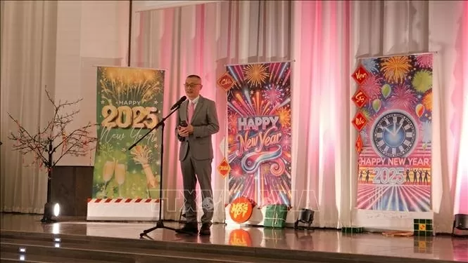 Đại sứ Vũ Quang Minh phát biểu chúc mừng Tết Ất tị bà con người Việt tại Leipzig. Ảnh: Thu Hằng - Pv TTXVN tại Đức