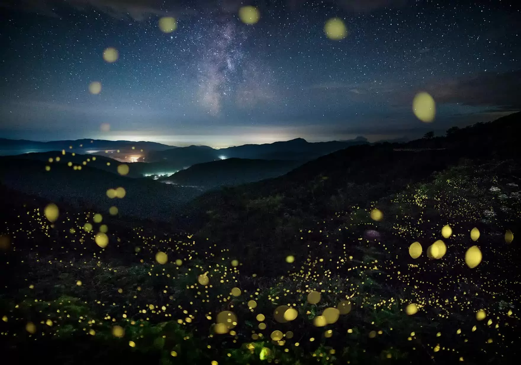 Khung cảnh cổ tích tại khu rừng đom đóm lung linh ở Yamagata, Nhật Bản Khung cảnh cổ tích tại khu rừng đom đóm ở Yamagata, Nhật Bản