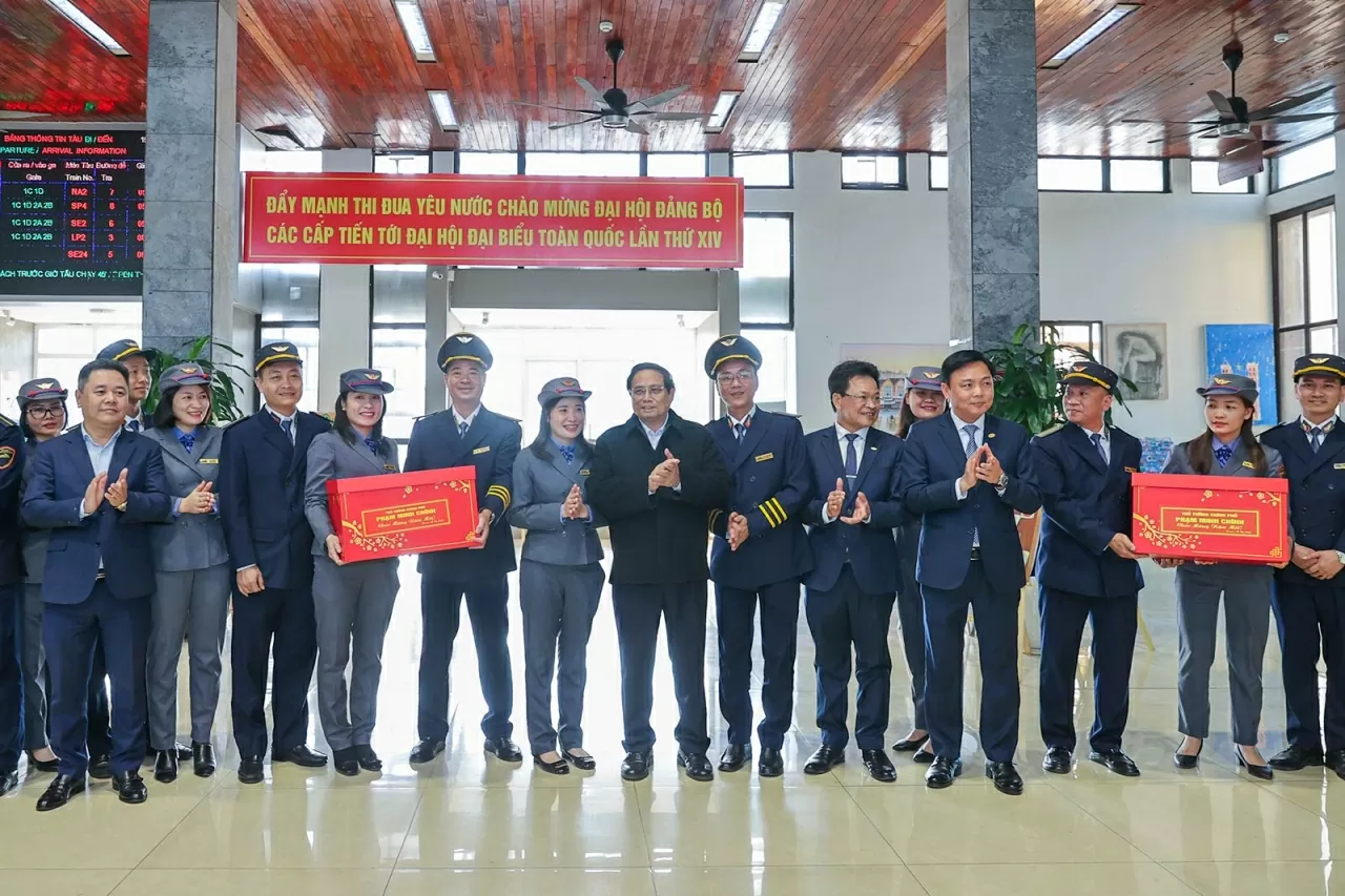 Thủ tướng tặng quà cho cán bộ, nhân viên đường sắt - Ảnh: VGP/Nhật Bắc Thủ tướng tặng quà cho cán bộ, nhân viên đường sắt - Ảnh: VGP/Nhật Bắc