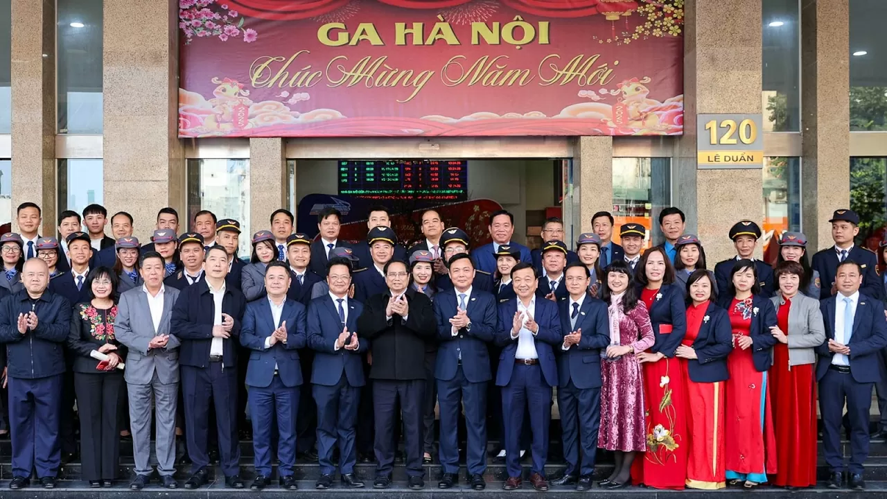 Thủ tướng biểu dương toàn thể cán bộ, nhân viên, người lao động ngành đường sắt đã có nhiều đổi mới, sáng tạo nâng cao chất lượng dịch vụ vận tải đường sắt cả trong vận tải hành khách và hàng hóa - Ảnh: VGP/Nhật Bắc