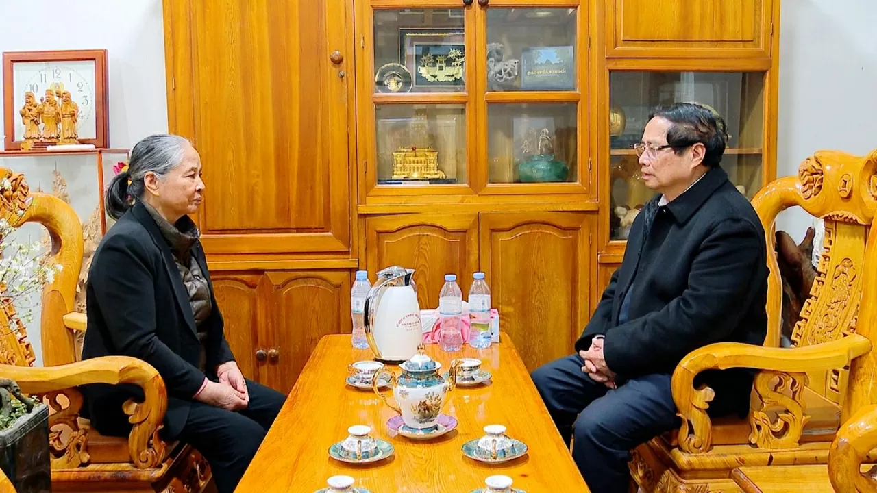 Thủ tướng thăm hỏi tình hình sức khỏe của bà Ngô Thị Mận, Phu nhân đồng chí Nguyễn Phú Trọng; chúc Phu nhân và gia đình một năm mới dồi dào sức khỏe, an khang, thịnh vượng - Ảnh: VGP/Nhật Bắc Thủ tướng thăm hỏi tình hình sức khỏe của bà Ngô Thị Mận, Phu nhân đồng chí Nguyễn Phú Trọng; chúc Phu nhân và gia đình một năm mới dồi dào sức khỏe, an khang, thịnh vượng - Ảnh: VGP/Nhật Bắc