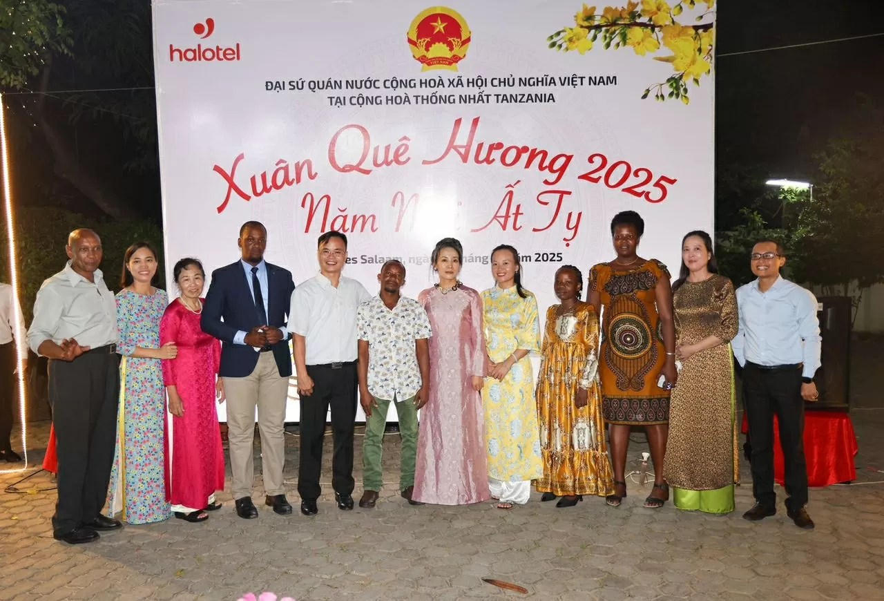 Cán bộ, nhân viên, thành viên Đại sứ quán Việt Nam tại Tanzania chụp ảnh lưu niệm. (Nguồn: ĐSQ Việt Nam tại Tanzania) Cán bộ, nhân viên, thành viên Đại sứ quán Việt Nam tại Tanzania chụp ảnh lưu niệm. (Nguồn: ĐSQ Việt Nam tại Tanzania)