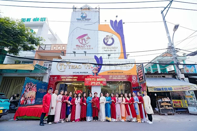 Doanh nhân Thu Thảo cùng đội ngũ cán bộ, nhân viên Thảo Vy Group hân hoan đón năm mới Ất Tỵ 2025. Doanh nhân Thu Thảo cùng đội ngũ cán bộ, nhân viên Thảo Vy Group hân hoan đón năm mới Ất Tỵ 2025.