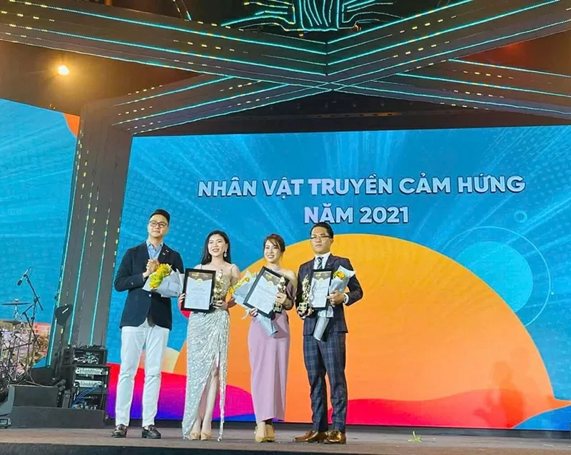 “Thuyền trưởng” Đinh Thị Ngọc Thơ được Tập đoàn Sun Group vinh danh là nhân vật truyền cảm hứng năm 2021. “Thuyền trưởng” Đinh Thị Ngọc Thơ được Tập đoàn Sun Group vinh danh là nhân vật truyền cảm hứng năm 2021.