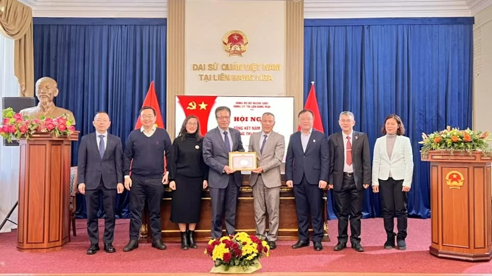 Đại sứ Đặng Minh Khôi, Bí thư Đảng ủy Việt Nam tại Liên bang Nga phát biểu tại lễ kỷ niệm.  Ảnh 2: Trao tặng Giấy khen tập thể tại lễ kỷ niệm