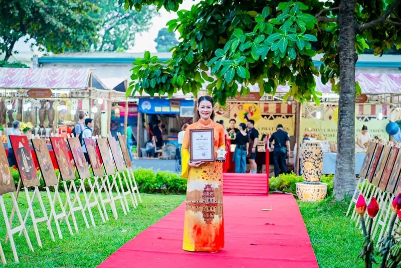 Thạc sĩ Minh Thu không ngừng kết nối với các nghệ nhân tài hoa trong nước, thúc đẩy sự phát triển của ngành thủ công mỹ nghệ bằng cách tạo điều kiện cho họ có cơ hội sáng tạo và giới thiệu các tác phẩm độc đáo ra thế giới.