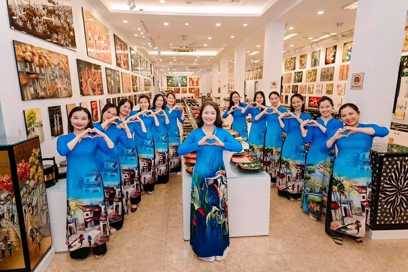 Thạc sĩ Minh Thu cùng tập thể nhân viên công ty chụp ảnh lưu niệm tại phòng tranh sơn mài tại Hà Nội.