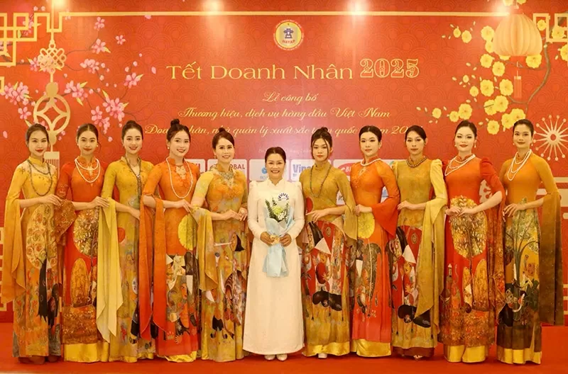 Những tà áo dài được thiết kế đẹp mắt bằng nghệ thuật sơn mài đặc biệt với những giá trị văn hóa vô cùng ý nghĩa.