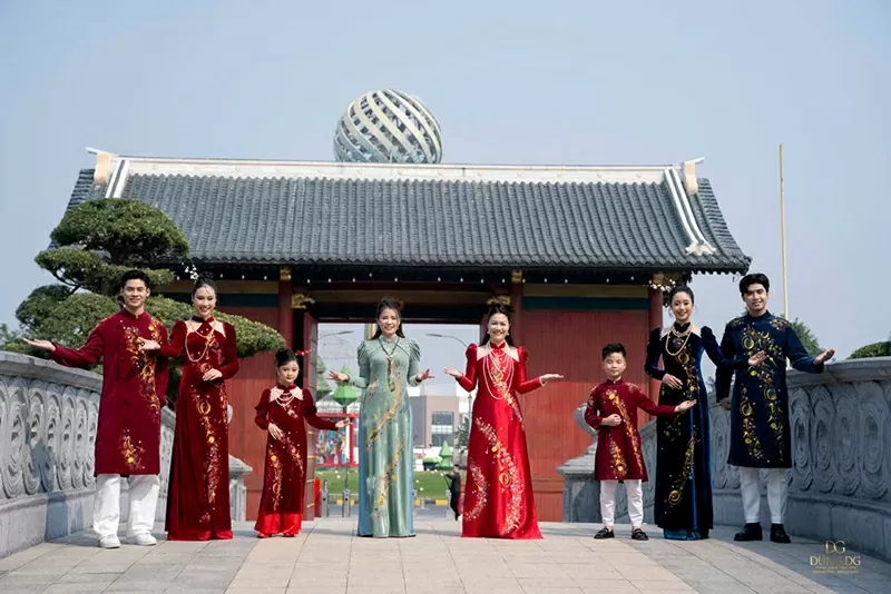 Những sản phẩm trang sức Ngọc trai do Công ty chị Minh Thu thiết kế kết hợp với tà áo dài làm tôn nên nét đẹp của trang phục truyền thống.