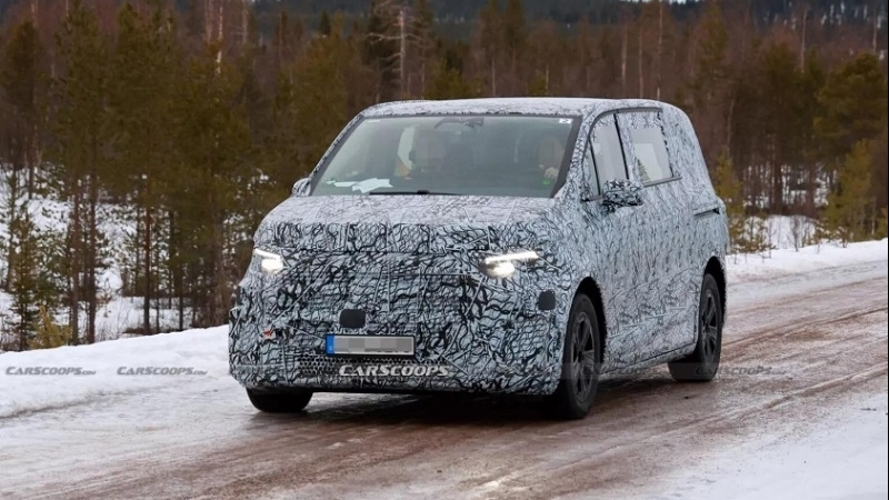 Mercedes-Benz V-Class thuần điện lộ diện trên đường phố