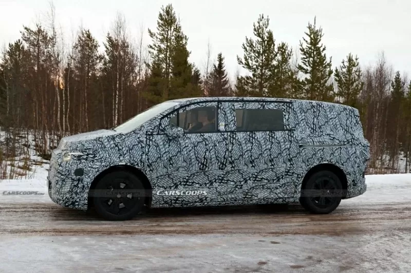 Mercedes-Benz V-Class thuần điện lộ diện trên đường phố