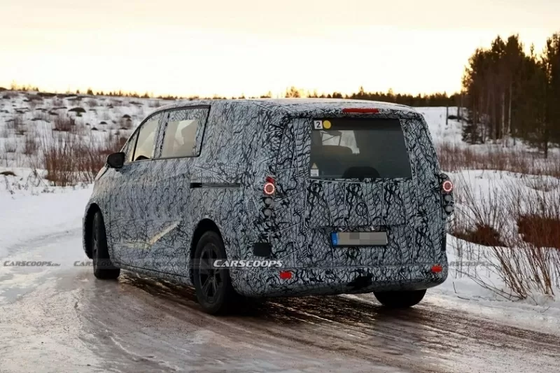 Mercedes-Benz V-Class thuần điện lộ diện trên đường phố