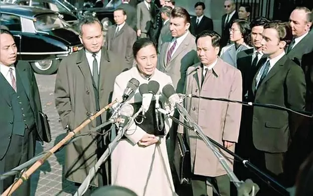 Bà Nguyễn Thị Bình trả lời phỏng vấn của các nhà báo Bà Nguyễn Thị Bình trả lời phỏng vấn của các nhà báo