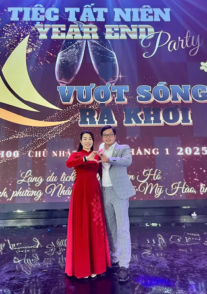 Doanh nhân Hoàng Trần Hiếu cùng vợ Nguyễn Thúy Huỳnh trong tiệc tất niên công ty.