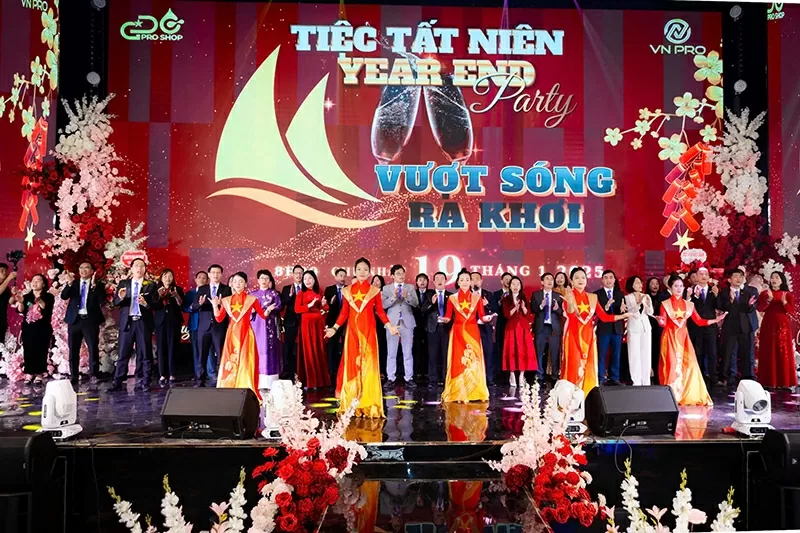 Tiệc tất niên tại GC PRO SHOP với chủ đề “Vượt sóng ra khơi”. Tiệc tất niên tại GC PRO SHOP với chủ đề “Vượt sóng ra khơi”.
