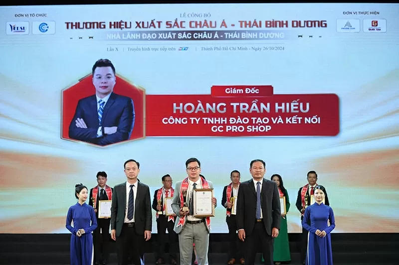 Doanh nhân Hoàng Trần Hiếu - Giám đốc Công ty TNHH Đào tạo và kết nối GC PRO SHOP được vinh danh trong Lễ công bố “Thương hiệu xuất sắc Châu Á – Thái Bình Dương năm 2024.