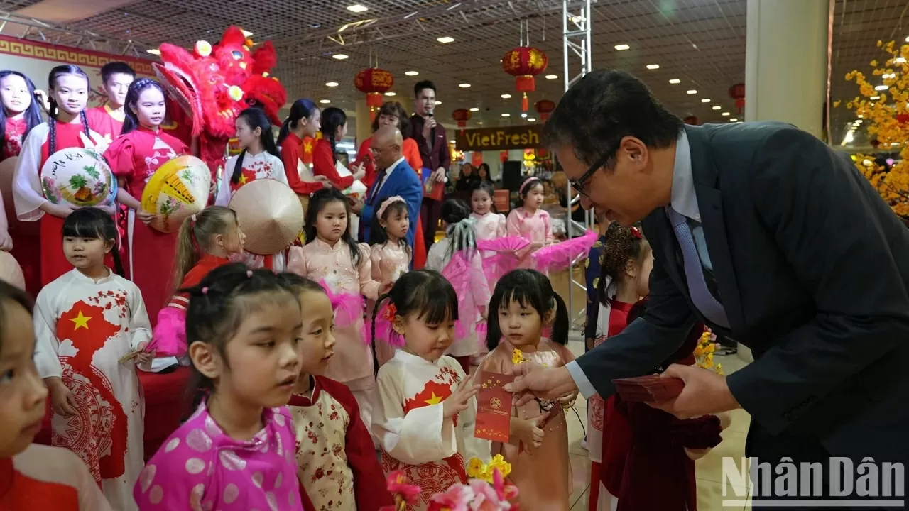 Xuân Ất Tỵ 2025: Rộn ràng chợ Tết Việt tại châu Âu Xuân Ất Tỵ 2025: Rộn ràng chợ Tết Việt tại châu Âu