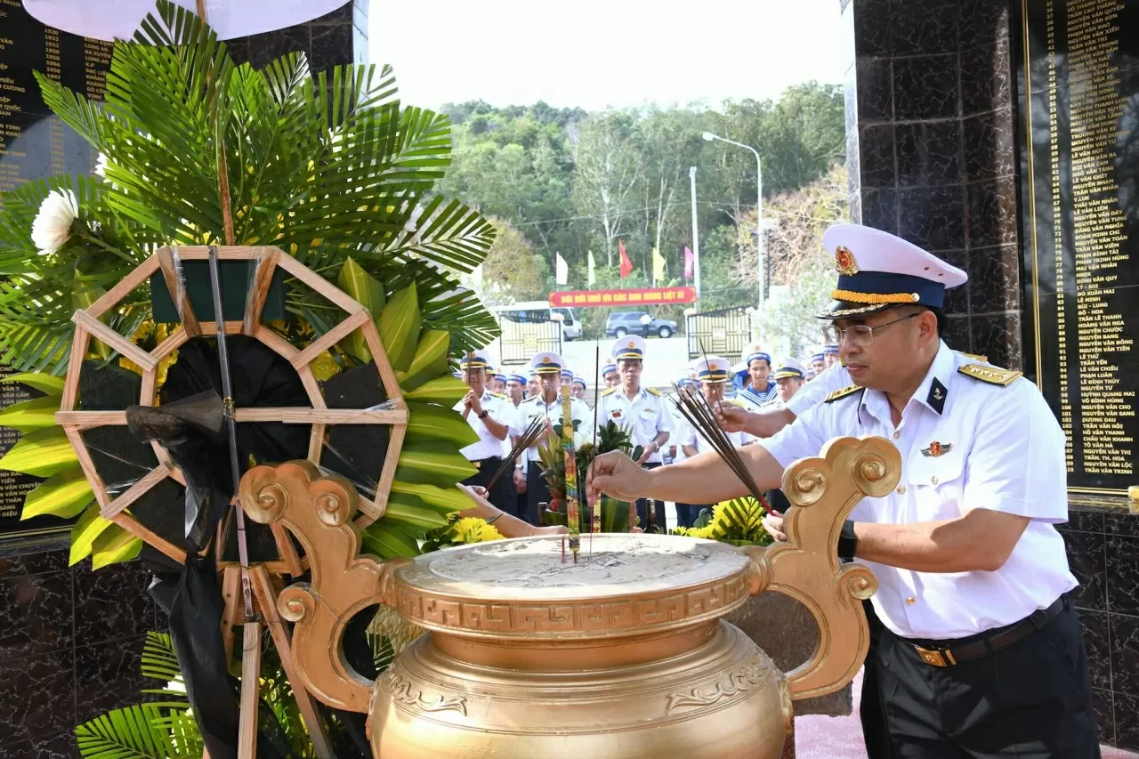 Bộ Tư lệnh Vùng 5 Hải quân dâng hương tưởng niệm Chủ tịch Hồ Chí Minh Bộ Tư lệnh Vùng 5 Hải quân dâng hương tưởng niệm Chủ tịch Hồ Chí Minh