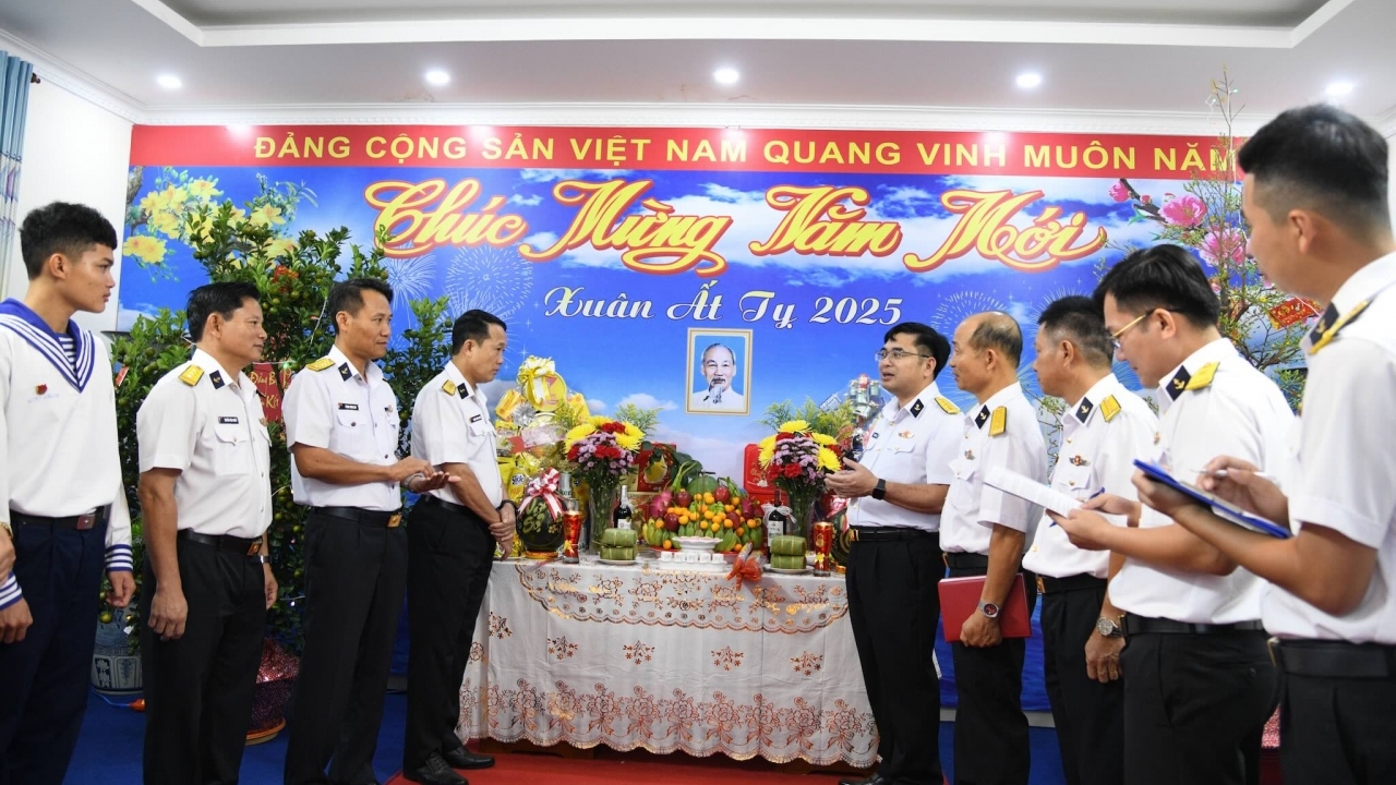 bo tu lenh vung 5 hai quan soi noi hoi thi trang tri phong don xuan at ty 2025