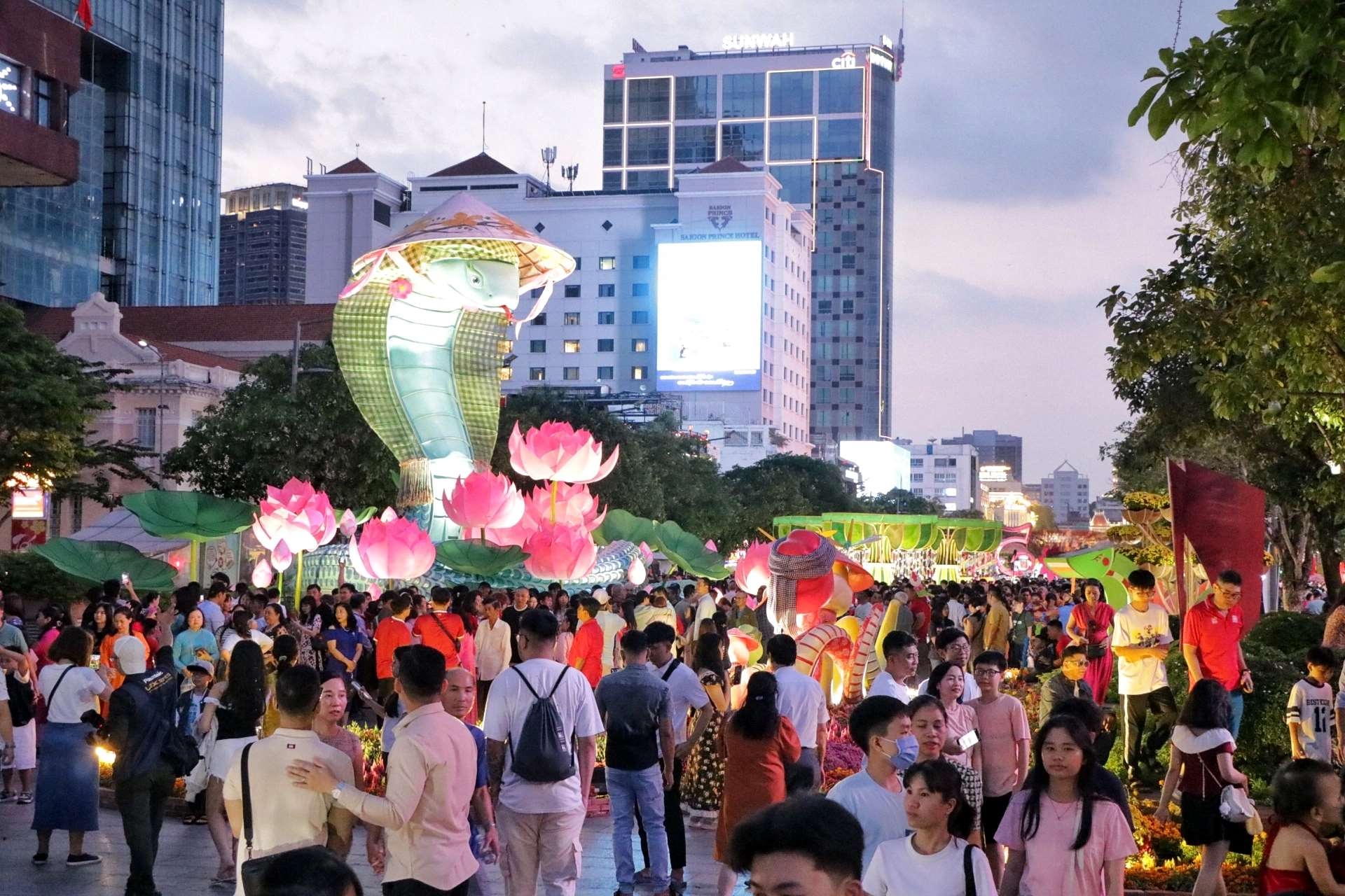 Khắp châu Á tưng bừng sắc đỏ đón giao thừa 2025 Khắp châu Á tưng bừng sắc đỏ đón giao thừa 2025