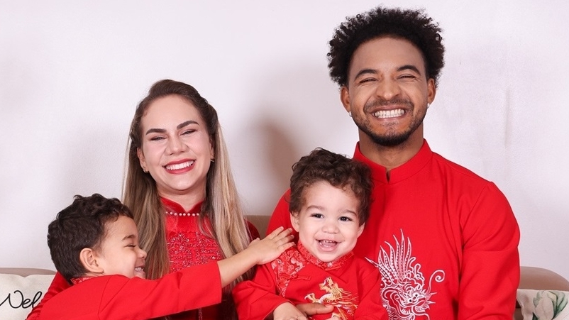 Xuân Son và đại gia đình diện áo dài đỏ chúc Tết người hâm mộ