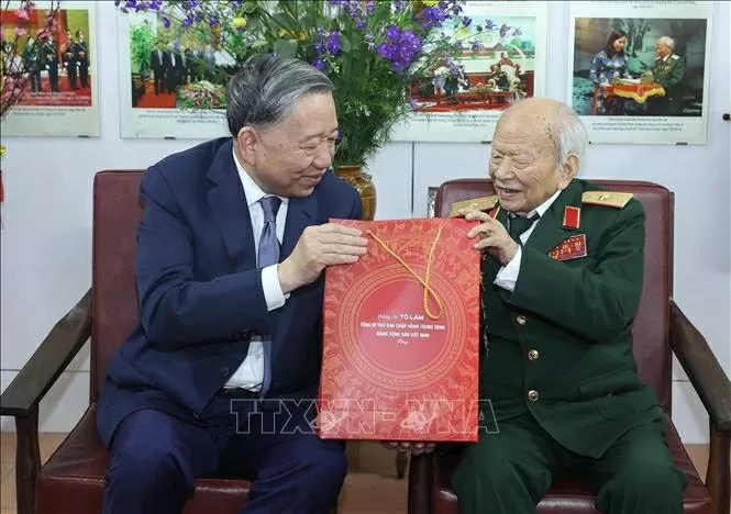 TTổng Bí thư Tô Lâm thăm, chúc Tết Thiếu tướng Huỳnh Đắc Hương, 105 tuổi, nguyên Trưởng đoàn chuyên gia Việt Nam tại Lào, nguyên Thứ trưởng Bộ Lao động - Thương binh và Xã hội tại nhà riêng - Ảnh: TTXVN