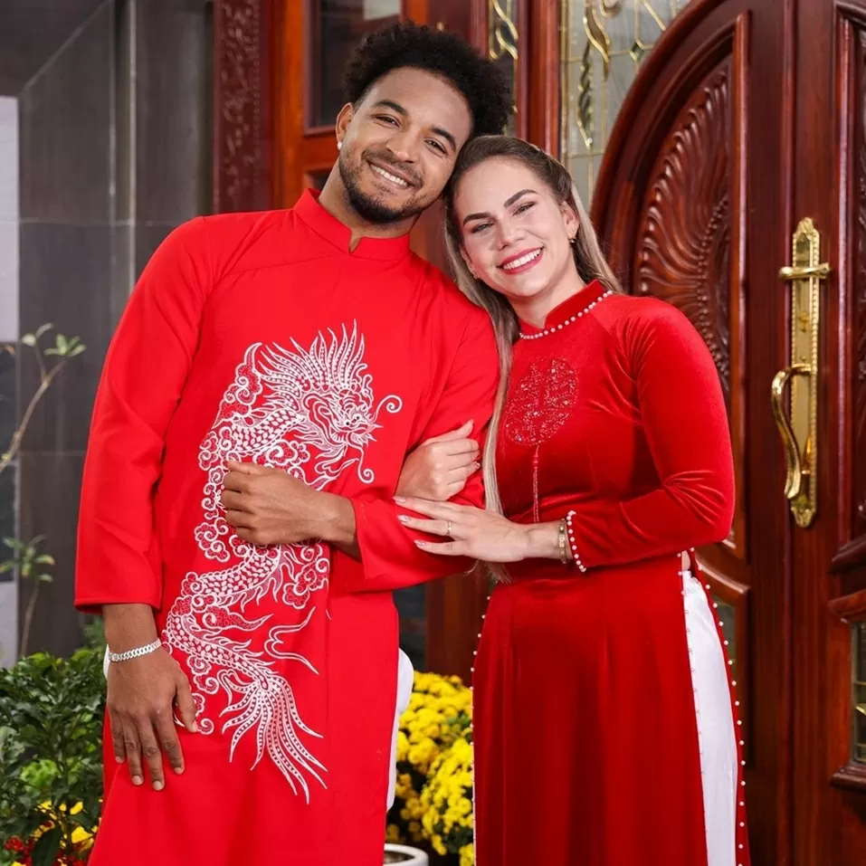 Xuân Son và gia đình diện áo dài đỏ chúc Tết người hâm mộ Xuân Son và gia đình diện áo dài đỏ chúc Tết người hâm mộ