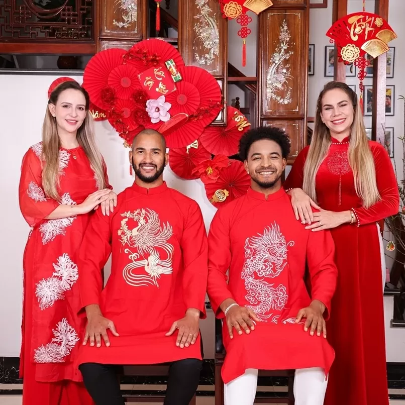 Xuân Son và gia đình diện áo dài đỏ chúc Tết người hâm mộ