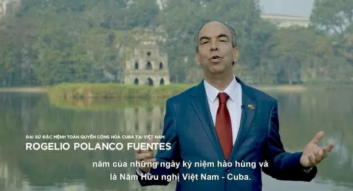 Đại sứ Đặc mệnh toàn quyền nước Cộng hòa Cuba tại Việt Nam Rogelio Polanco Fuente đã đứng cạnh hồ Gươm và gửi lời chúc thân tình đến nhân dân Việt Nam.