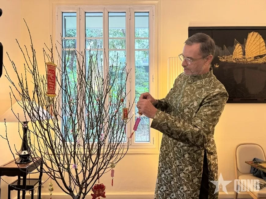 Dường như đã tìm hiểu rất kỹ phong tục Tết Nguyên đán ở Việt Nam, Đại sứ Olivier Brochet từ rất sớm đã “thửa” cho mình một bộ áo dài Việt Nam truyền thống. Dường như đã tìm hiểu rất kỹ phong tục Tết Nguyên đán ở Việt Nam, Đại sứ Olivier Brochet từ rất sớm đã “thửa” cho mình một bộ áo dài Việt Nam truyền thống.
