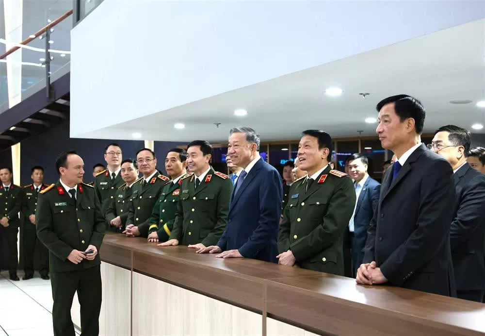 Tổng Bí thư Tô Lâm tham quan trung tâm chỉ huy của Cục An ninh mạng và phòng, chống tội phạm sử dụng công nghệ cao - Ảnh: Bộ Công an