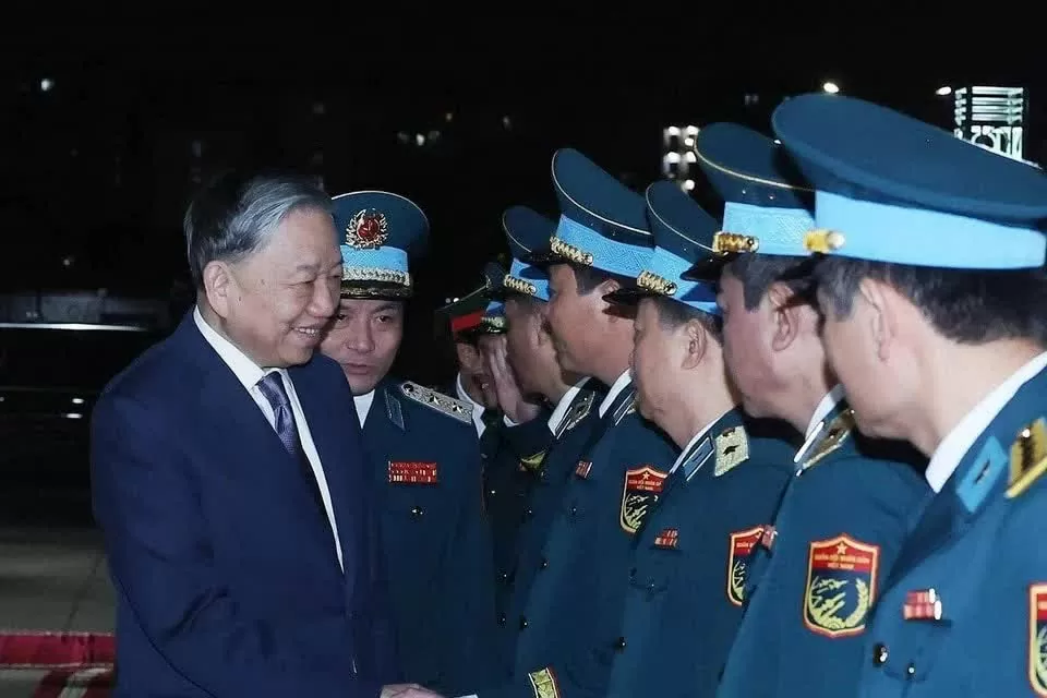 Tổng Bí thư Tô Lâm với lãnh đạo Bộ Quốc phòng và Quân chủng Phòng không - Không quân - Ảnh: TTXVN Tổng Bí thư Tô Lâm với lãnh đạo Bộ Quốc phòng và Quân chủng Phòng không - Không quân - Ảnh: TTXVN