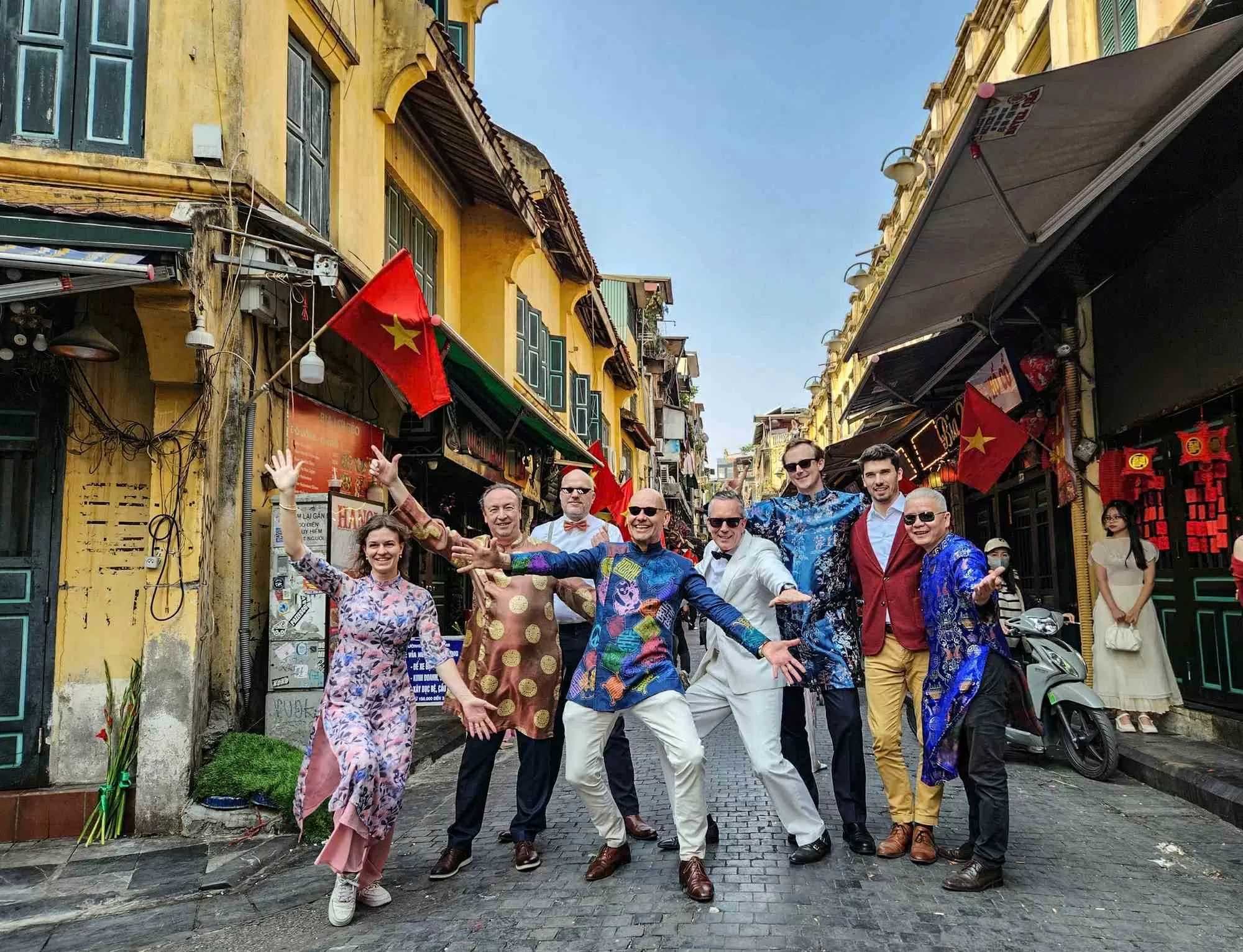 Đại sứ Hà Lan Kees van Baar cùng các thành viên của đại sứ quán tại Hà Nội diện áo dài check-in phố Tạ Hiện. Đại sứ Hà Lan Kees van Baar cùng các thành viên của đại sứ quán tại Hà Nội diện áo dài check-in phố Tạ Hiện.