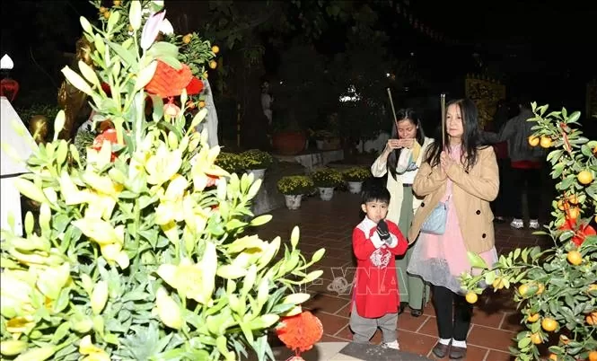 với những người Việt đang sống ở xa quê, việc đi lễ chùa lễ Phật đầu năm là một trong những hoạt động không thể thiếu trong dịp Tết cổ truyền.