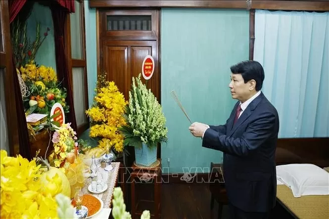 Chủ tịch nước Lương Cường thắp hương tưởng nhớ Chủ tịch Hồ Chí Minh tại Nhà 67 Khu di tích Chủ tịch Hồ Chí Minh trong Phủ Chủ tịch