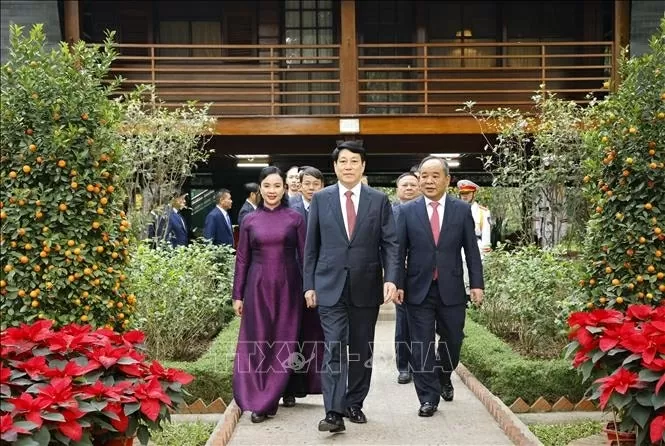 Chủ tịch nước Lương Cường thăm Nhà sàn và ao cá Bác Hồ