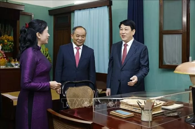 Chủ tịch nước Lương Cường chúc Tết và nói chuyện thân mật với cán bộ, nhân viên Khu di tích