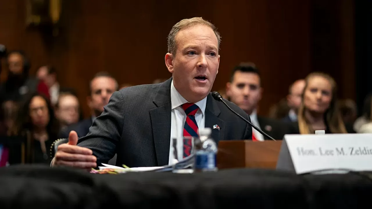 ông Lee Zeldin, cựu Hạ nghị sĩ Cộng hòa đại diện của bang New York, làm người lãnh đạo Cơ quan bảo vệ môi trường (EPA). (Nguồn: The Hill) ông Lee Zeldin, cựu Hạ nghị sĩ Cộng hòa đại diện của bang New York, làm người lãnh đạo Cơ quan bảo vệ môi trường (EPA). (Nguồn: The Hill)