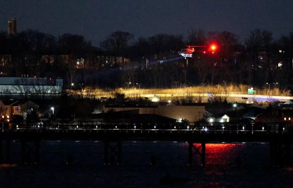 Các đơn vị khẩn cấp làm việc trên sông Potomac vào sáng sớm thứ năm. (Nguồn: Getty Images) Các đơn vị khẩn cấp làm việc trên sông Potomac vào sáng sớm thứ năm. (Nguồn: Getty Images)