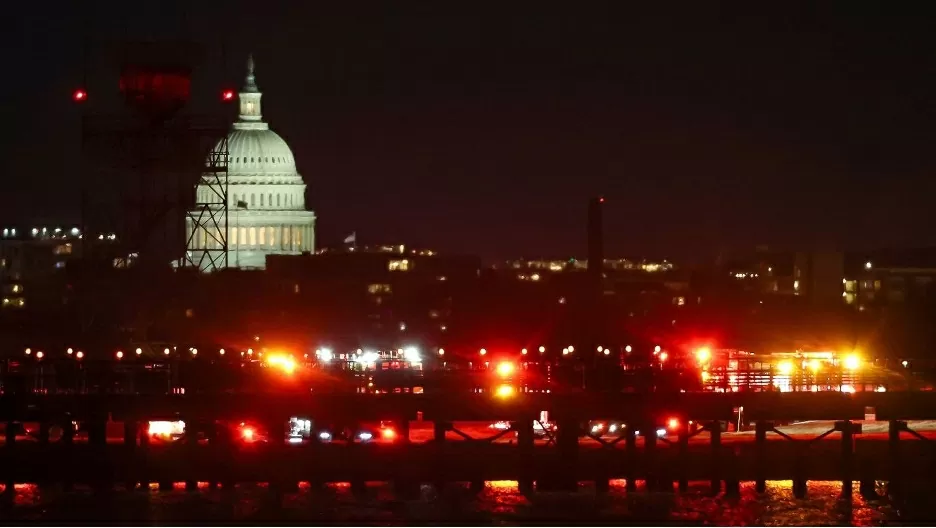 Các đơn vị ứng phó khẩn cấp tiến hành hoạt động tìm kiếm trên sông Potomac vào sáng sớm ngày 30/1. (Nguồn: Getty Images)