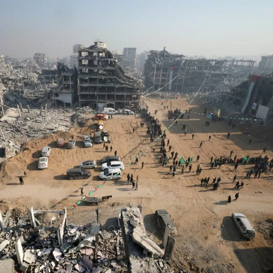 Tập trung trước khi bàn giao con tin ở Jabaliya, Gaza. (Nguồn: Reuters) Tập trung trước khi bàn giao con tin ở Jabaliya, Gaza. (Nguồn: Reuters)