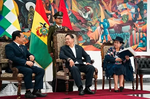 Đại sứ Bùi Văn Nghị trình Thư ủy nhiệm lên Tổng thống Bolivia Đại sứ Bùi Văn Nghị trình Thư ủy nhiệm lên Tổng thống Bolivia