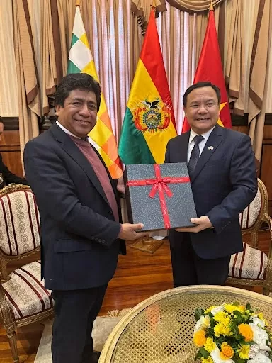 Đại sứ Bùi Văn Nghị trình Thư ủy nhiệm lên Tổng thống Bolivia Đại sứ Bùi Văn Nghị trình Thư ủy nhiệm lên Tổng thống Bolivia